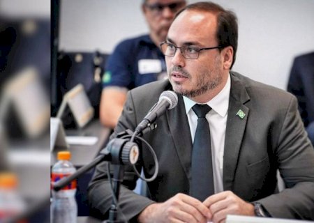 Carlos Bolsonaro diz que militarizar governo foi um dos maiores erros do pai>