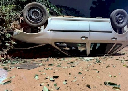 Carro que capotou com cinco ocupantes era conduzido por adolescente em Nova Andradina