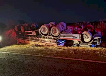 Motorista morre ao caminhão tombar na BR-267, em Bataguassu>