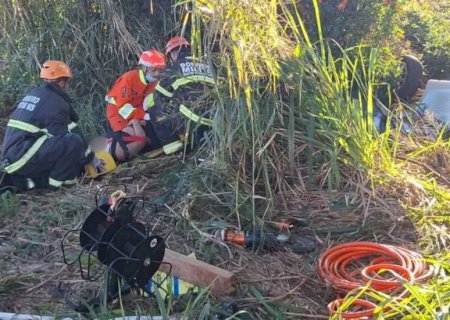 Carro com seis pessoas capota e duas ficam presas às ferragens na BR-163 entre Juti e Caarapó>
