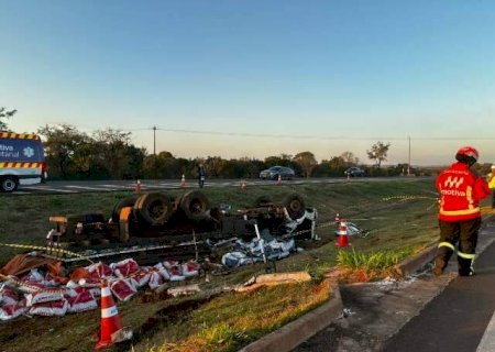 Motorista de 72 anos morre ap&oacute;s caminh&atilde;o com sal mineral capotar na rodovia>