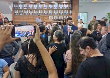 Prefeita falta à sessão solene da Câmara de Caarapó e não envia representante; protesto contra terceirização marca retomada dos trabalhos>