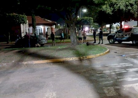 Motorista fica ferido após colisão entre dois carros no Centro de Caarapó; veículo quase invade residência>