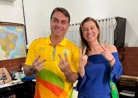 Após crise com Michelle, Flávio escala esposa para atrair mulheres