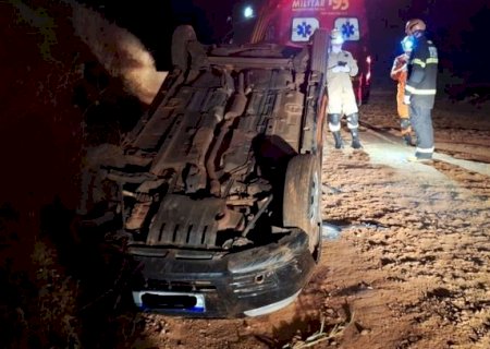 Discussão entre casal termina com carro capotado em Caarapó>