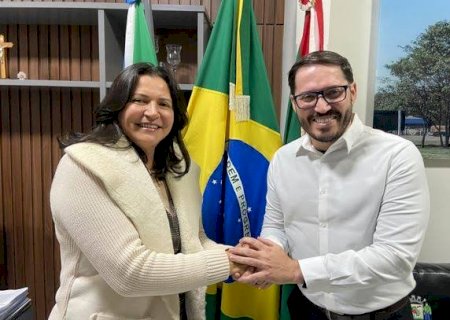 Silêncio da prefeita e do secretário amplia questionamentos sobre contratos polêmicos da Educação em Caarapó>
