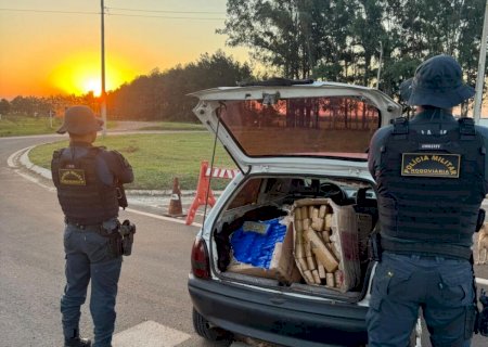 Corsa abarrotado com maconha é apreendido durante fiscalização>