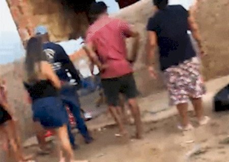 Ataque com cerca de 10 tiros mata homem no meio da rua em plena tarde>