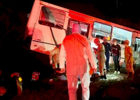 &Ocirc;nibus &eacute; lan&ccedil;ado para fora da BR-163 ao bater com carreta-cegonha>