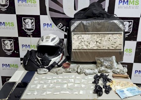 Acusado de 'tráfico delivery' cai da moto ao tentar fugir da PM e acaba preso>
