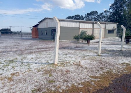 Granizo cobre chão de branco e assusta moradores de assentamento em MS | G1>