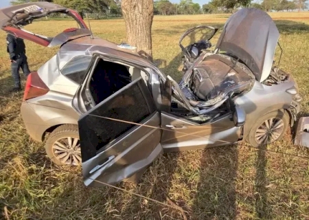 Carro com drogas parte ao meio após bater em árvore durante fuga da PRF em MS>