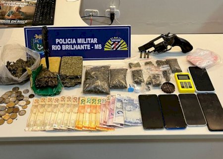 Polícia fecha 'boca de fumo' e prende dupla com arma e drogas>