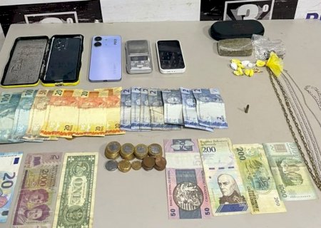 Dupla é presa e polícia apreende dólar e euro em "boca de fumo"
