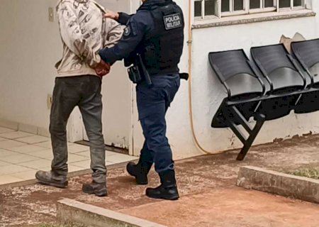 Homem é preso suspeito de oferecer chocolate e mostrar pênis para meninas perto de escola>