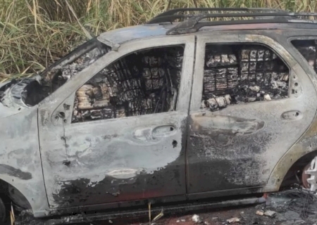 Motorista abandona carro carregado com cigarros e veículo pega fogo em Caarapó>
