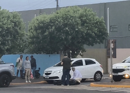Motociclista fica ferida após colisão com moto elétrica no centro de Caarapó>