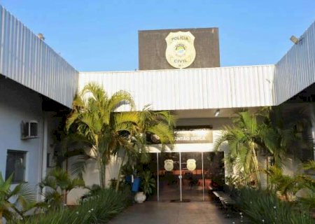 Homem invade casa pela janela e abusa de mulher dentro do quarto>