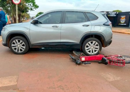 Mulher morre ap&oacute;s cair sob carro em acidente com bicicleta el&eacute;trica>
