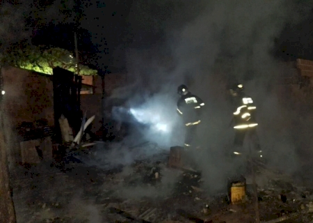 Incêndio destrói casa de madeira durante a madrugada em Caarapó>