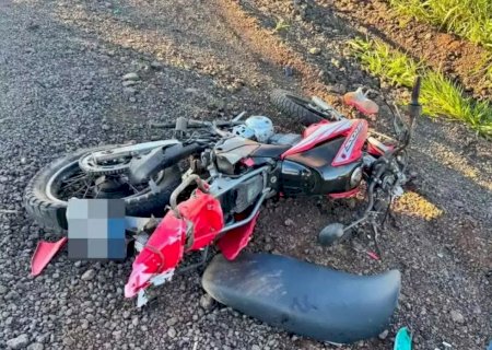 Colisão entre moto e caminhão termina com mulher morta>