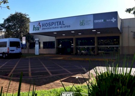 Homem chega sem roupas ao HU em aparente surto e morre no pátio do hospital>