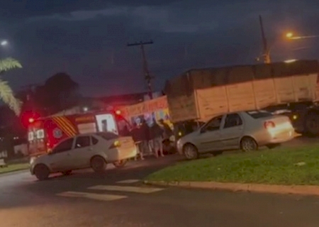 Jetta e carreta colidem em cruzamento na Vila Planalto em Caarapó>