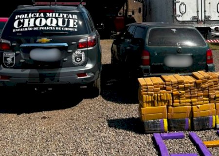 Mulher &eacute; presa com 408 kg de maconha guardados a mando do marido preso>