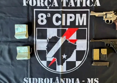 Carro usado em execução em MS é apreendido com 2 armas e R$ 24 mil em espécie>