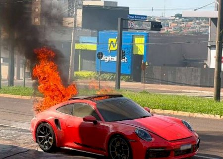 Pai e filho escapam de inc&ecirc;ndio, mas fogo consome Porsche de R$ 1 milh&atilde;o>