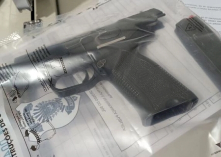 Homem tenta despistar abordagem, mas é preso com pistola escondida sob o colchão