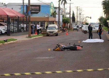 Motociclista bate em canteiro, “voa” e morre depois de atingir árvore em MS