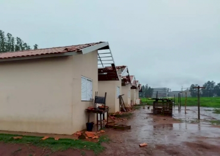 Ventania destelha dezenas de casas e atinge escola em Caarapó>