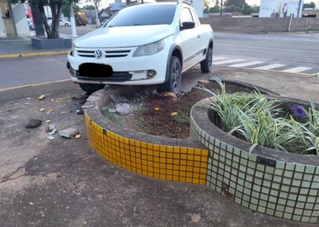 Colisão entre Saveiro e Gol deixa danos materiais no centro de Caarapó