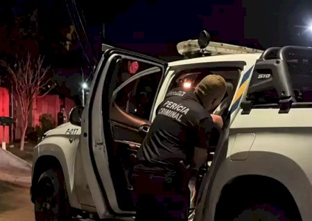 Homem parte para cima de motociclista com facas e é morto a tiros>