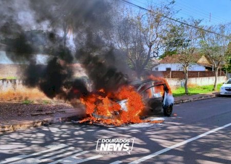 Carro pega fogo no meio da rua em Dourados e fica completamente destruído>