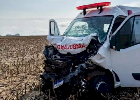Paciente morre após ambulância de transporte de saúde bater em carreta na BR-060>