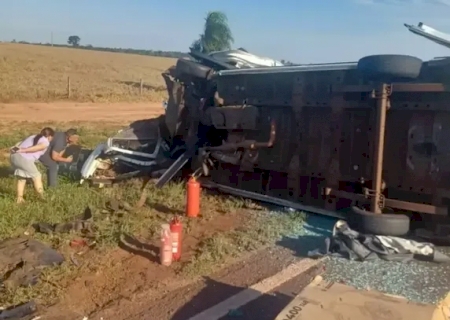 Colisão entre carro e van com pacientes deixa cinco mortos na BR-163>