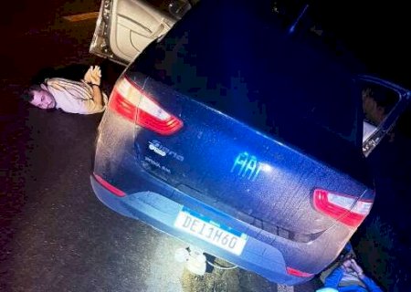 Pol&iacute;cia atira 18 vezes em pneus de carro roubado ap&oacute;s fuga de posto>