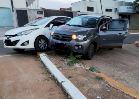 Colisão entre dois carros é registrada na Avenida Presidente Vargas, em Caarapó