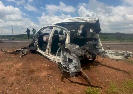 Carro bate em carreta e motorista morre na BR-267 em Bataguassu>