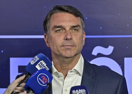 Flávio Bolsonaro diz que foi intimado pela PF a entregar passaporte>