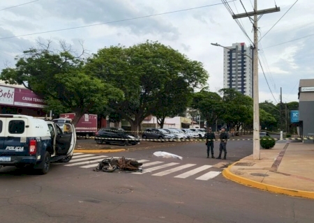 Motociclista morre atropelada por veículo conduzido por padre que atravessou preferencial no centro de Dourados