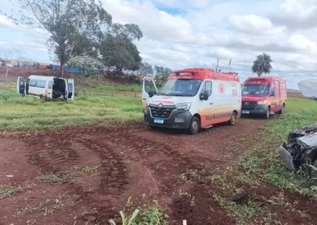 Fuga da polícia termina em acidente na BR-060 entre SW4 e van com 17 pacientes>