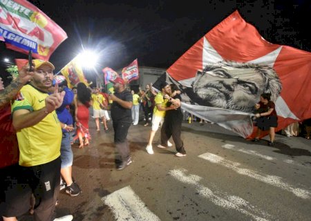 Lula ganhou mais que o dobro de novos votos que Flávio Bolsonaro em MS>