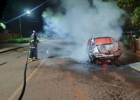 Chevrolet Corsa fica destruído após incêndio durante a madrugada em Caarapó