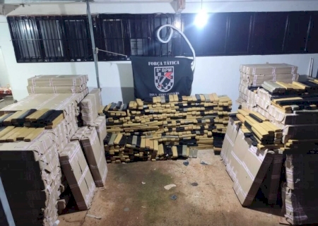 Caminhão com carga de móveis escondia 3,2 toneladas de maconha em MS>