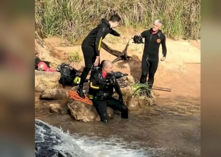 Corpo de adolescente que se afogou em rio após cair de pedra é encontrado