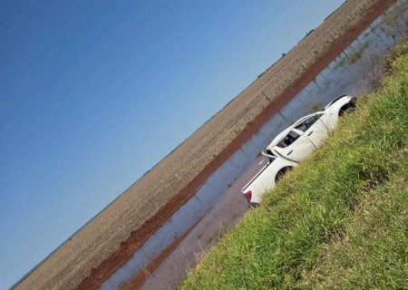 Caminhonete do governo capota na BR-060 e deixa servidor preso às ferragens>
