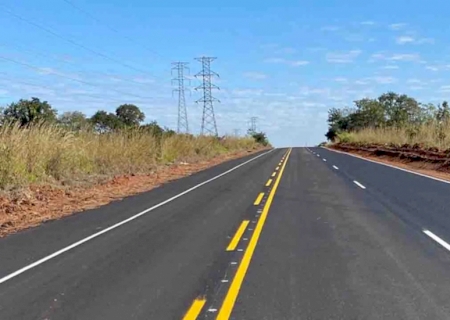Motorista morre ao invadir pista contrária e bater em caminhão na BR-060>